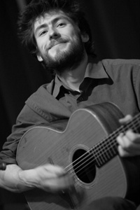 Aurelien Tanghe joue de la guitare